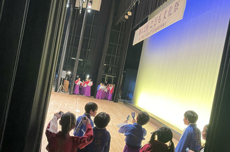 舞台裏からの景色は、今までの大人と子どもの関係性がわかります